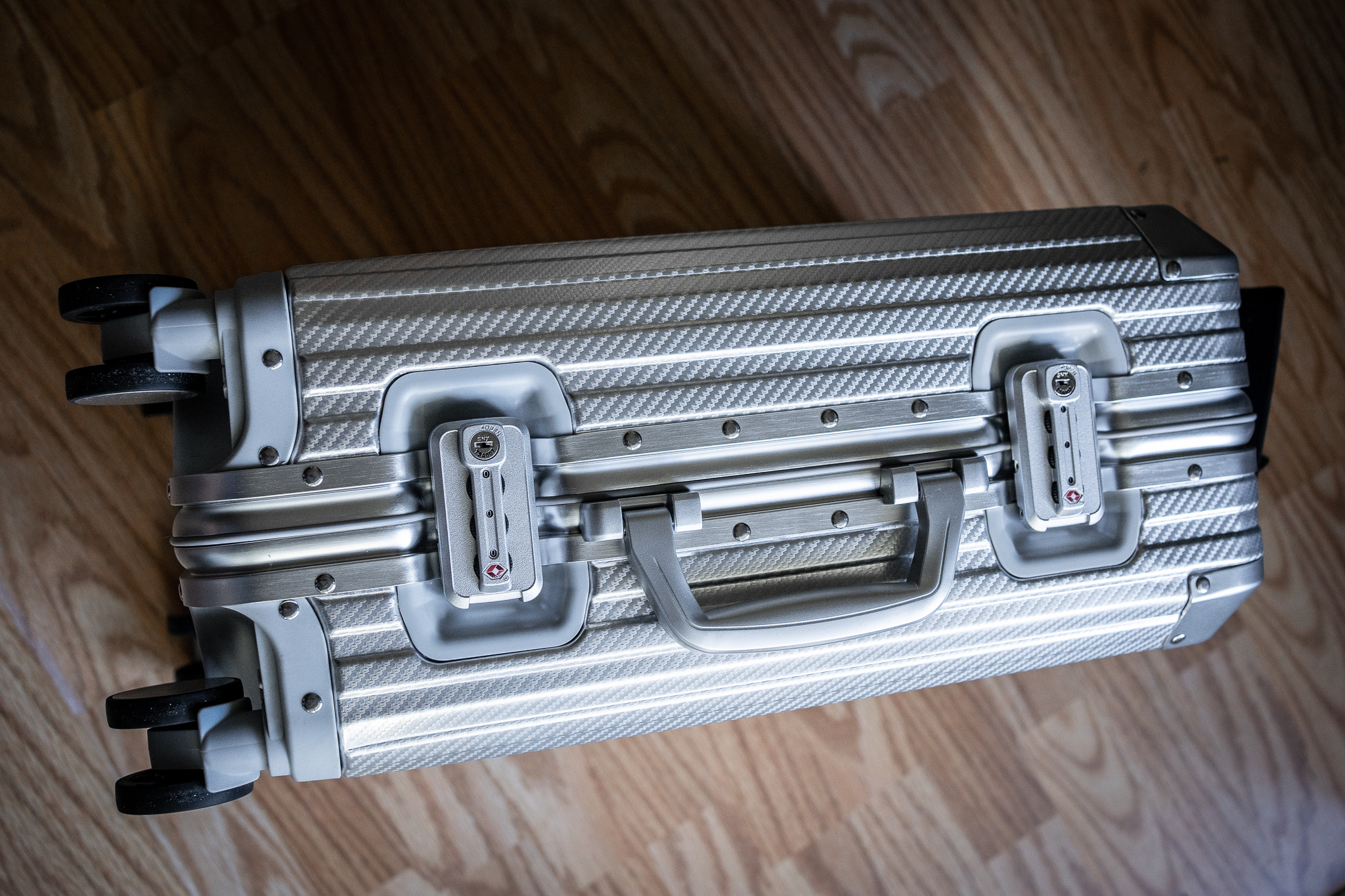 MVST Review Carry-on Trek Aluminum Suitcase suitcase clasps