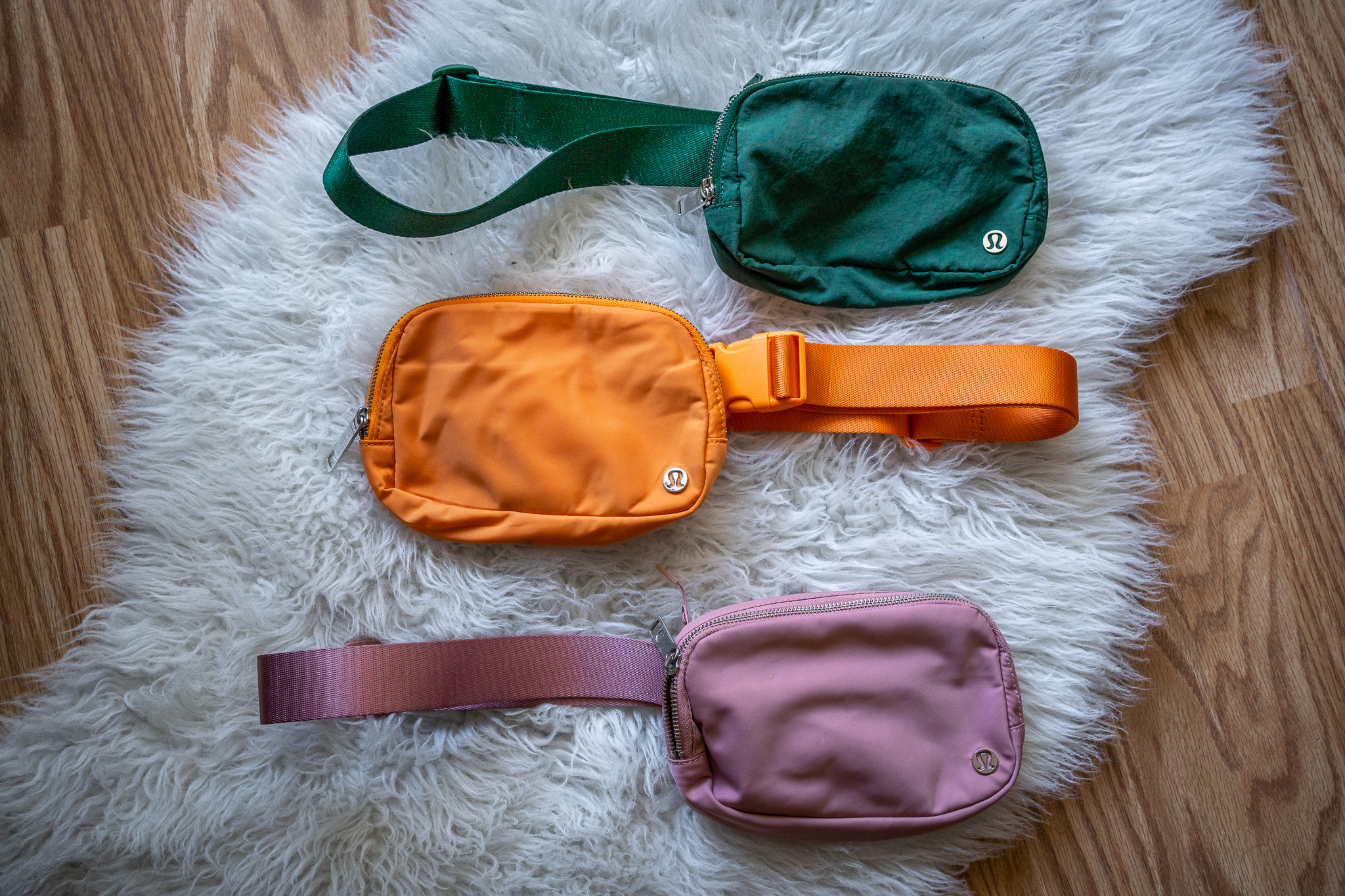 lululemon Everywhere Belt Bag Review Schimiggy everglad green tiger orange savannah pink