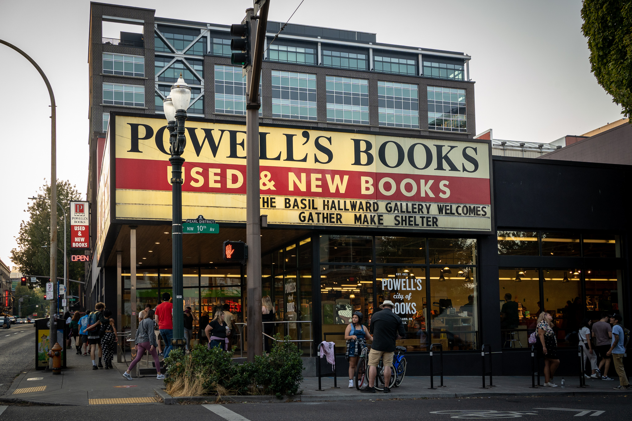 Powell's Books bookstore biggest int he world portland oregon