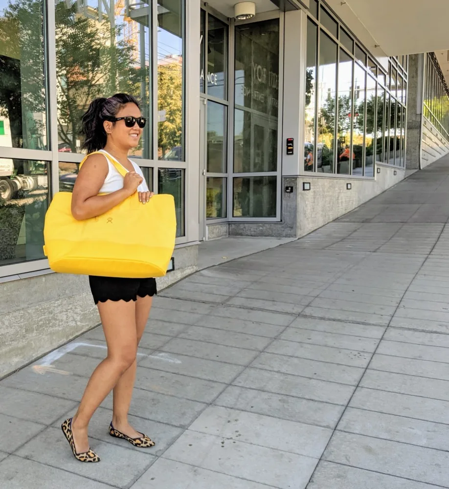 https://www.schimiggy.com/wp-content/uploads/2019/10/hydro-flask-review-insulated-tote-30L-in-sunflower-yellow-schimiggy-reviews.jpg.webp