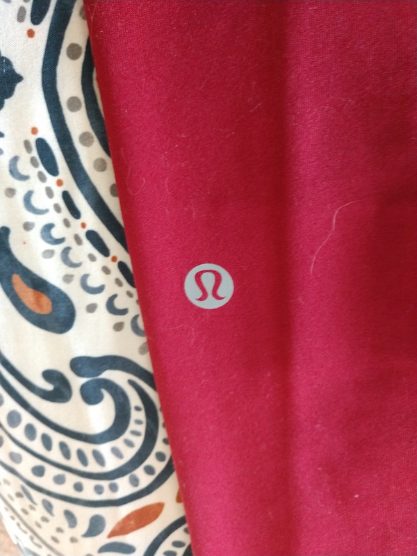 is lululemon fake if it has a black tag｜TikTok Search