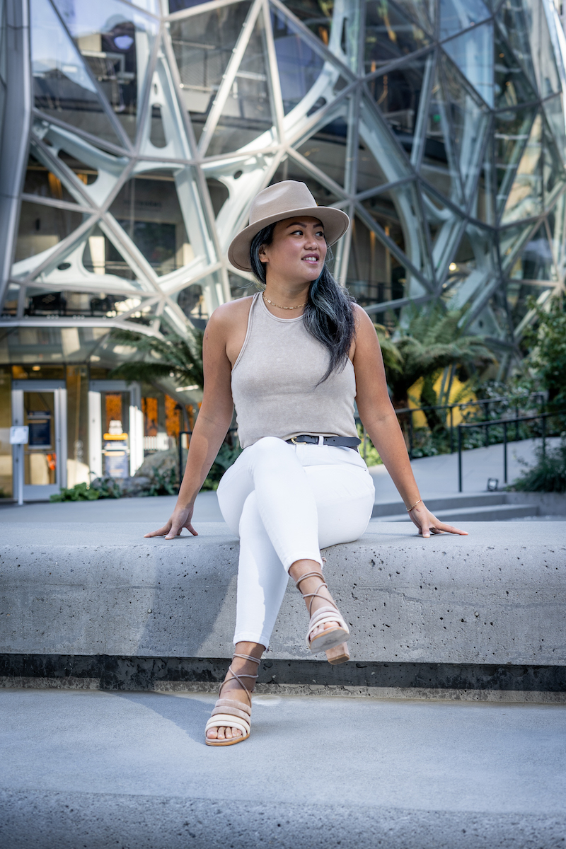 spring outfit everlane white jeans vici tank and alohas sandals